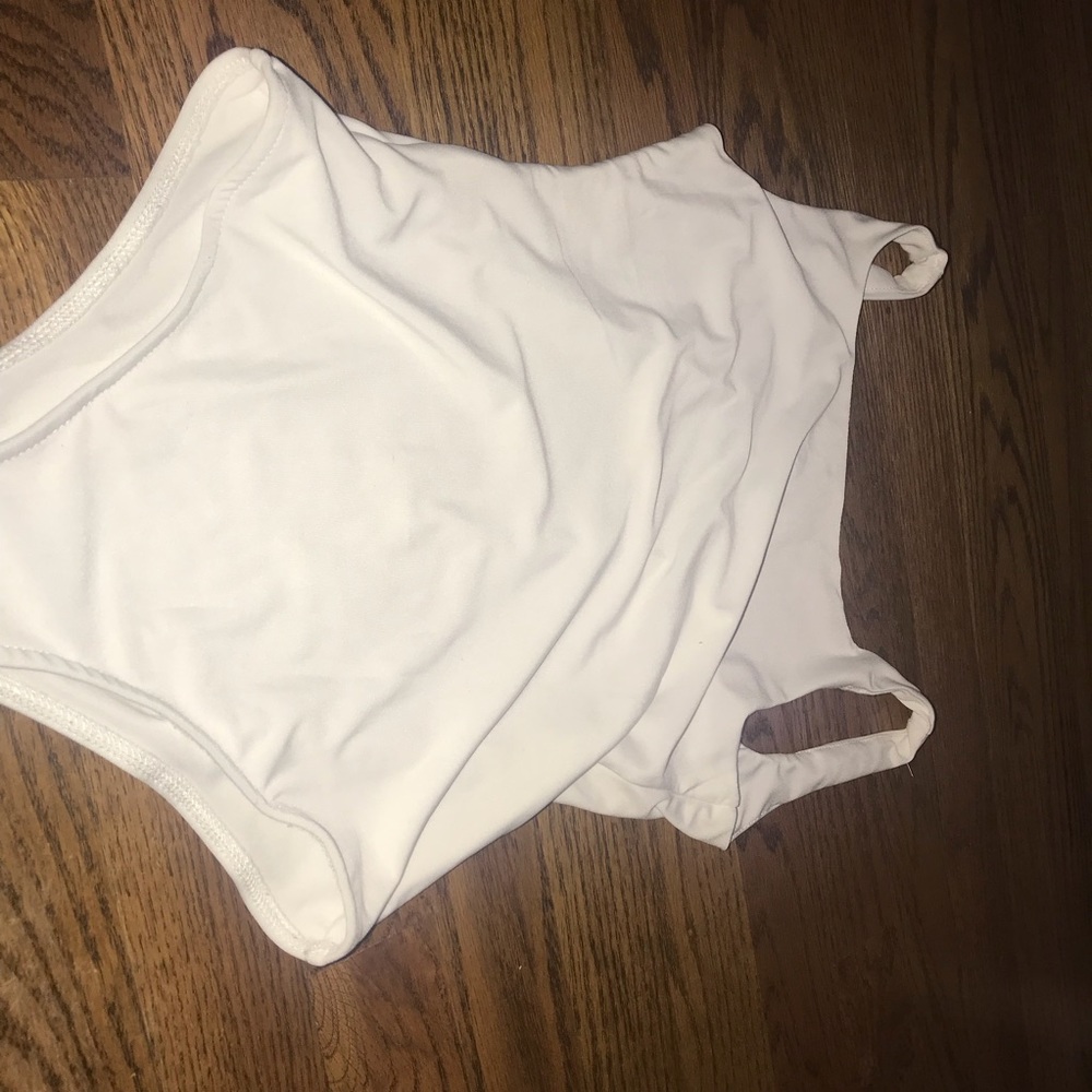 White smooth one piece - Picture 4 of 4